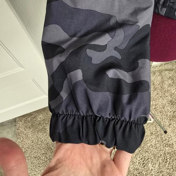 Women's Old Navy "Active" Gray Camo Water Resistant Cropped Rain Jacket | Size M - Picture 7 of 12